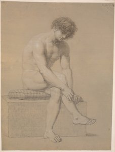 Modèle assis sur un bas piédestal avec coussin. Tourné vers la droite. Bras pendants. Jambes croisées