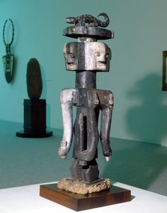 Arts populaires « Ijo » (Nigeria). Sculpture représentant un personnage de culte probablement un dieu phallique. - Nigerian Nigerian
