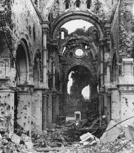Intérieur endommagé de la cathédrale d