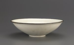 Bol en céramique Ding avec décoration de lotus incisée, province du Hebei, XIe-début XIIe siècle