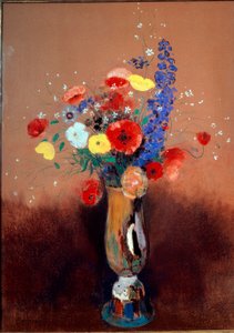 Fleurs sauvages dans un vase à long col
