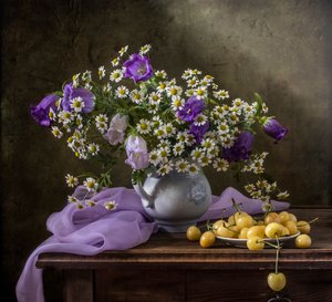 Marguerites et cerises jaunes