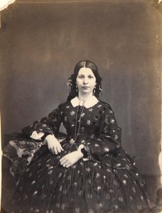 Jeune femme assise