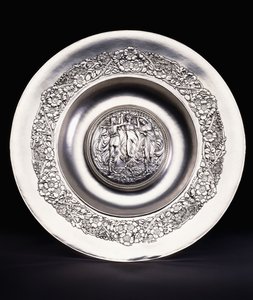 Printemps, un grand plat à eau de rose en argent de Ramsden et Carr