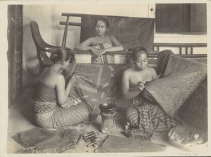 Trois femmes indiennes faisant du batik - Onnes Kurkdjian