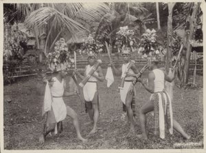 Garçons indiens en costumes dansant avec des kriss en main - Onnes Kurkdjian