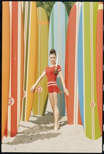 Actrice Wende Wagner avec des planches de surf sur la plage à Malibu