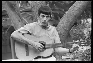 Leonard Nimoy joue de la guitare