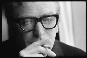 Michael Caine fumant