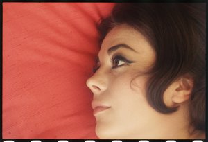 Natalie Wood à la maison avec la tête sur l