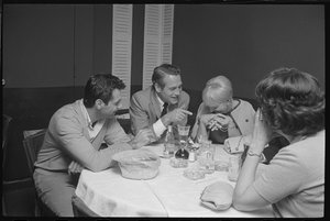 Paul Newman, Mort Sahl et Joanne Woodward plaisantant au dîner
