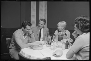 Paul Newman, Mort Sahl et Joanne Woodward plaisantant au dîner