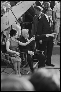 La princesse Margaret et Alfred Hitchcock sur le plateau de 