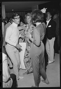 Roddy McDowall, Lauren Bacall et Shirley MacLaine à une fête à Malibu