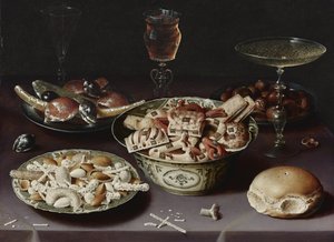Nature morte avec des sucreries, des châtaignes et un petit pain