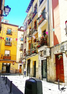 Une rue européenne haute en couleur - Osvaldo Russo