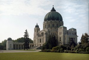 Vue du tombeau familial par l