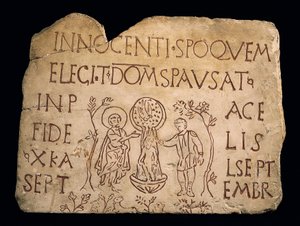 Pierre tombale avec inscription et le baptême du Christ, période paléochrétienne, 3ème siècle