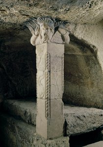Colonne de la crypte, avec la tête de Moïse formant le chapiteau, 415 après J.-C.