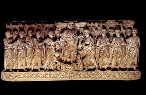 Art paléochrétien: sarcophage sculpté représentant le Christ avec les apôtres