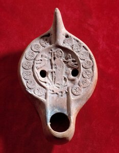 Art paléochrétien : lampe à huile en terre cuite décorée d