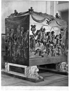 Sarcophage de Sainte Hélène représentant des cavaliers romains et des prisonniers barbares - Paleo Christian