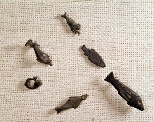 Antiquité chrétienne : fibules et bijoux en métal en forme de poisson. Musée National d