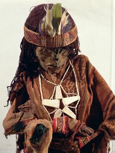 Momie ornée de bijoux en os, vers 200 av. J.-C.