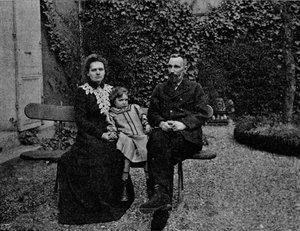 M. et Mme Curie dans le jardin de leur maison parisienne