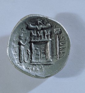 Tétradrachme de Vahbarz, Roi de Persis, représentant un autel du feu zoroastrien (revers)