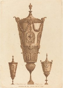 Trois vases classiques, un avec des guirlandes