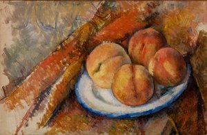 Quatre pêches sur une assiette