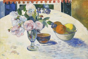 Fleurs et un bol de fruits sur une table