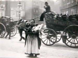 Une vendeuse de journaux, Londres, vers 1890 - Paul Martin