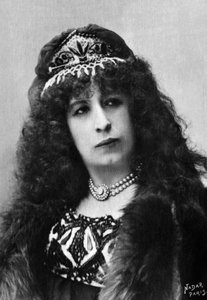 Aimée Tessandier (née en 1851), actrice et chanteuse française, photographiée par Paul Nadar entre 1890 et 1905, extrait de la collection Félix Potin, 500 célébrités contemporaines, Chanteurs d