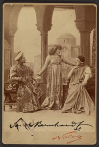 [Sarah Bernhardt dans le rôle de Gismonda]