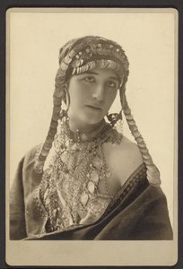 [Femme inconnue en costume de théâtre]
