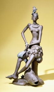 Une danseuse africaine assise avec un grand poisson à ses pieds, une figure en terre cuite de Karlsruhe