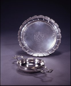 Passoire à orange George II, bol circulaire avec deux poignées en forme de coquille et de volute - Paul de Lamerie