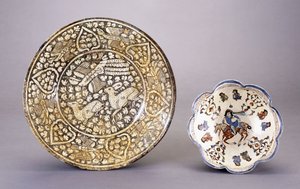 Plat en poterie de Sultanabad, représentant deux cerfs assis parmi des motifs feuillus denses, 14e siècle - Persian School