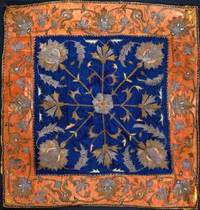 Une bocha composée de satin bleu brodé de fil d