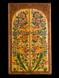 Un grand miroir polychrome laqué Qadjar, avec les portes fermées révélant les panneaux décorés - Persian School
