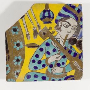 Carreau de poterie Safavide de Perse de la fin du XVIIe siècle représentant un homme jouant de la flûte avec un turban - Persian School