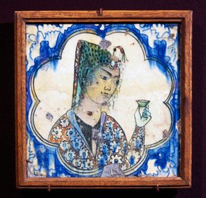 Carreau en céramique représentant une jeune femme tenant un vase, civilisation persane - Persian School