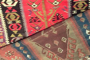 Détail de deux tapis de prière (textile) - Persian School