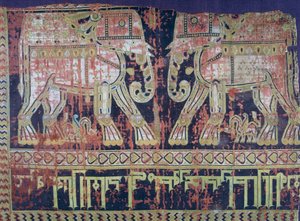 Éléphants et inscription par le général turc Abu Mansur Bukhtegin, tissu de soie fabriqué en Iran au 10e siècle, détail - Persian School