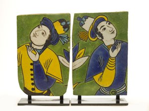 Carreaux fragmentaires avec décoration figurative