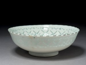 Bol Gombroon, Iran, période safavide (pâte de pierre avec décoration ajourée et sous-glaçure noire) - Persian School