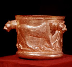 Art persan : coupe en or décorée de trois lions