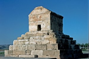 Vue de la tombe de Cyrus II, site de Pasargades, VIe siècle av. J.-C.